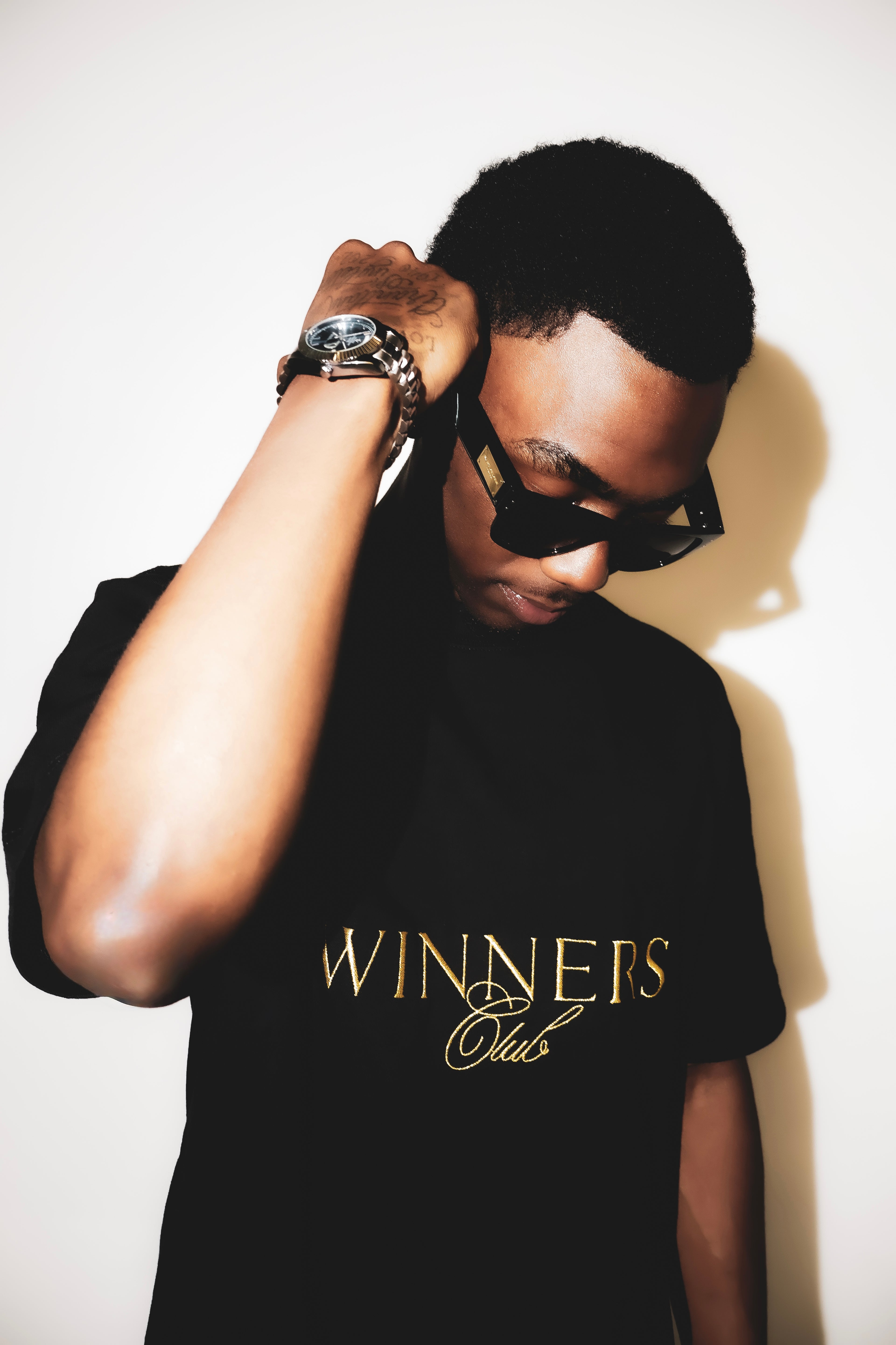 SERIF TEE (GOLD)
